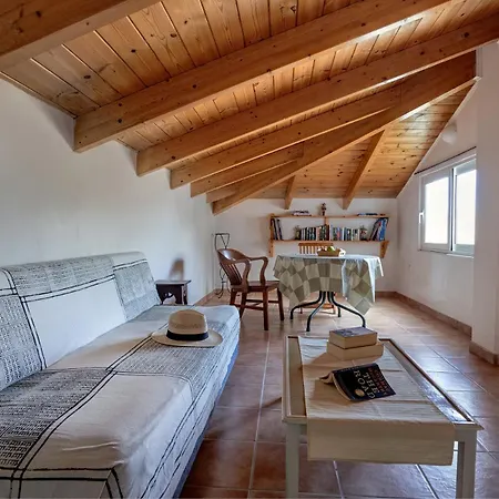 Spacious Mountain Appartement Paradeísion